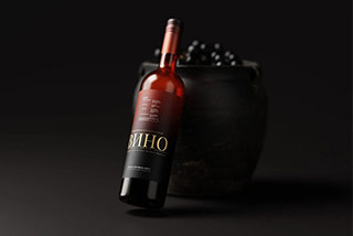 葡萄红酒玻璃瓶贴纸设计展示效果图PSD样机模板 Red Glass Wine Bottle Mockups with Dark Color Theme